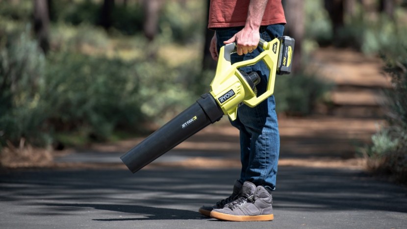 ryobi 40v ry40460 - holding the ry40460 during normal use.