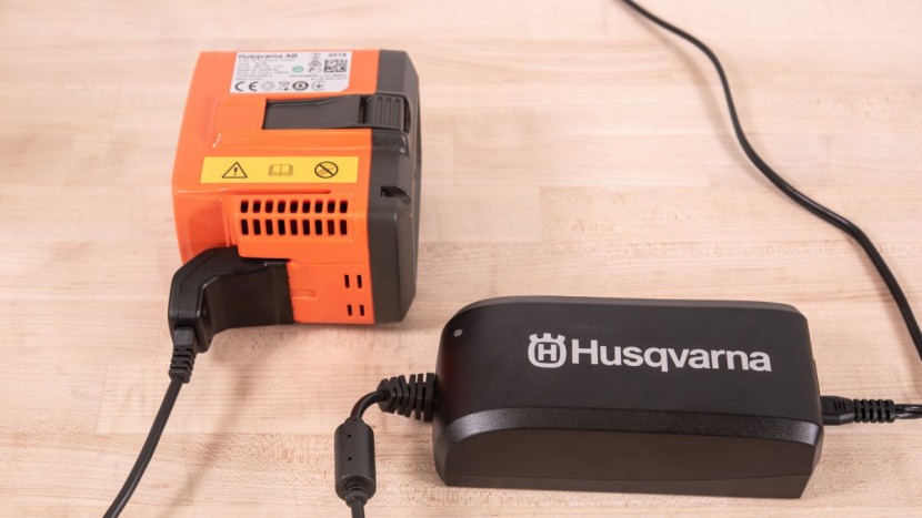 husqvarna 320ib 40v leaf blower - we thought the 320ib had an odd charging cable setup.