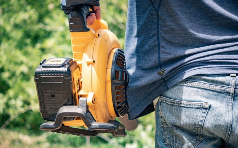 dewalt dcbl790m1 - your clothing might get sucked in with side mounted intakes!