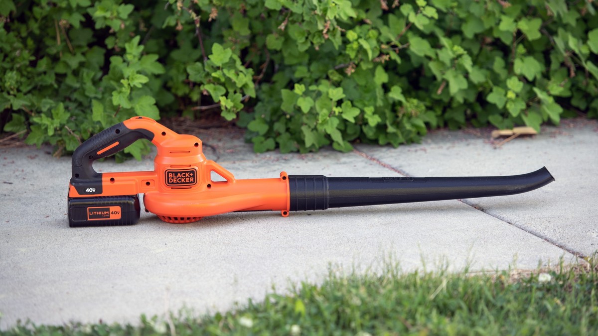 Black+Decker 40V Max Sweeper LSW40C Review (The lightweight Black+Decker LSW40C.)
