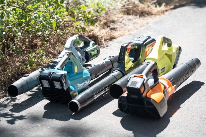 leaf blower - battery powered leaf blowers don&#039;t produce emissions while in use.