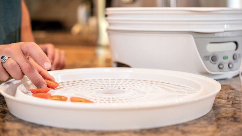 presto 06301 dehydro - circular trays require circular arrangements of foods.