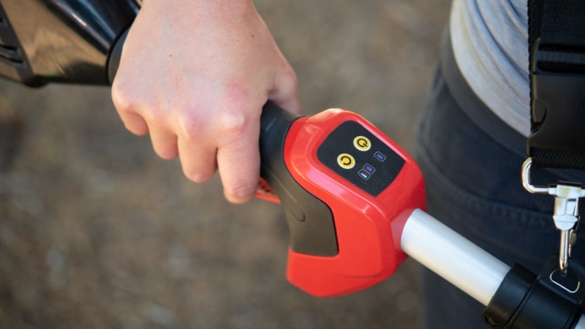 snapper xd 82v - the snapper 82v isn&#039;t the most comfortable to hold, strongly tipping...