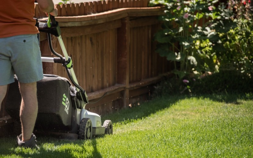 ego power+ lm2102sp - the value of the ego&#039;s narrow cutting gap is displayed along fences...