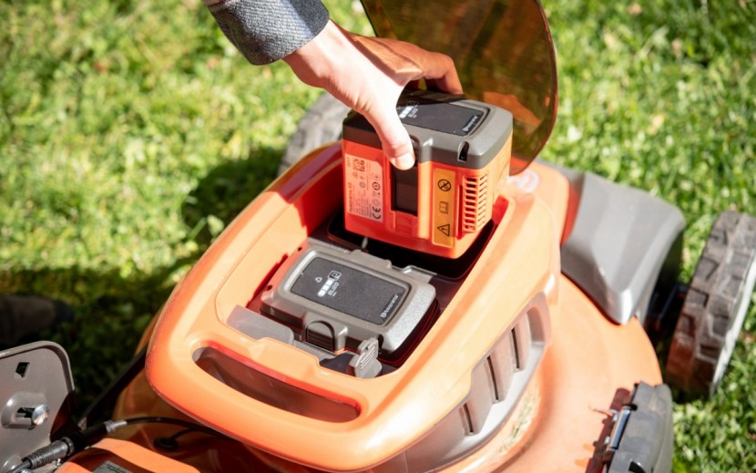 husqvarna le221r - the dual batteries are easily removed with one hand