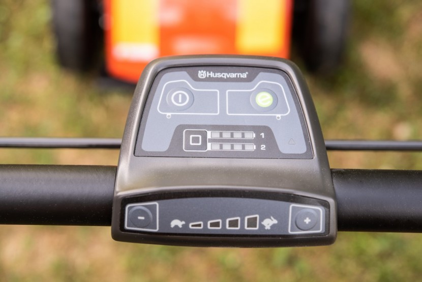 husqvarna le221r - a well laid out cockpit with on/ off button, save (energy saving)...