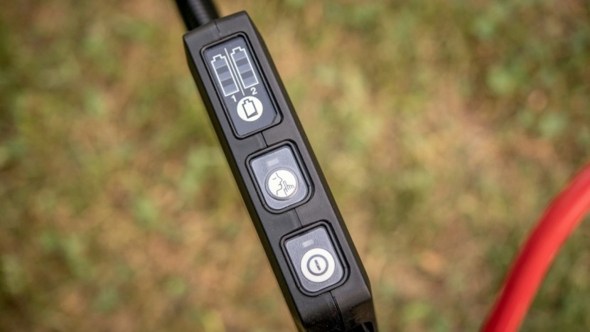 makita xml03 - the makita's battery indicator (top), the energy mode switch...