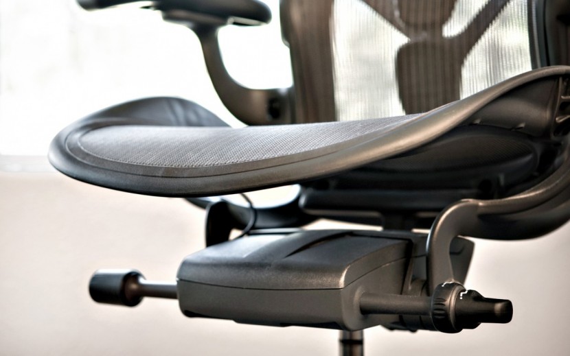 office chair - the minimalist mesh seat design on the aeron offers surprising...