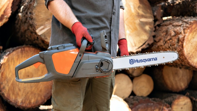 husqvarna 120i - the 120i is light which helps with making awkward cuts
