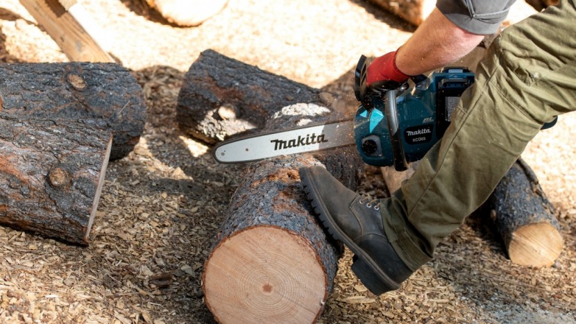 battery chainsaw - the makita easily slices through logs that are nearly the diameter...