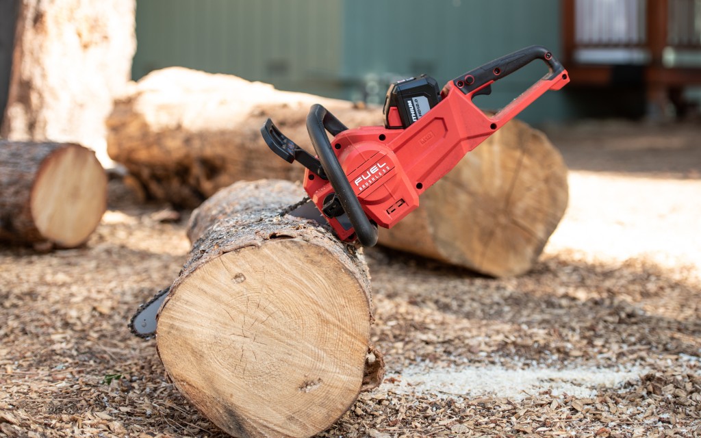 Milwaukee battery best sale powered chainsaw reviews