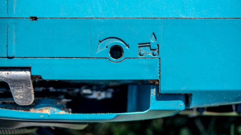 makita xcu03z lxt - the oil pump flow on the lxt easily adjusts with a screwdriver.