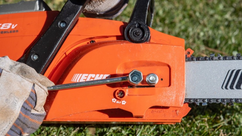 echo ccs-58v4ah - the old-school &quot;scrench&quot; chain tensioning system on the echo allows...