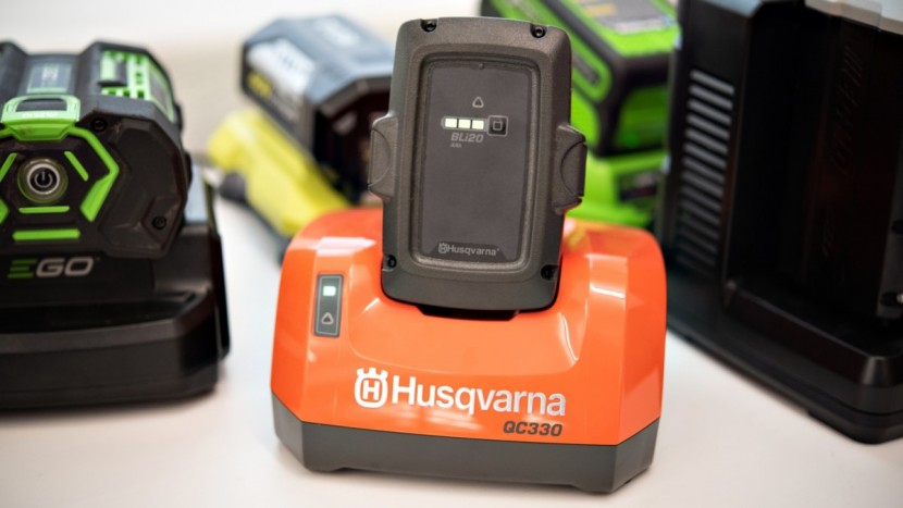 husqvarna 120i - the difference between battery charge time for each model showed...