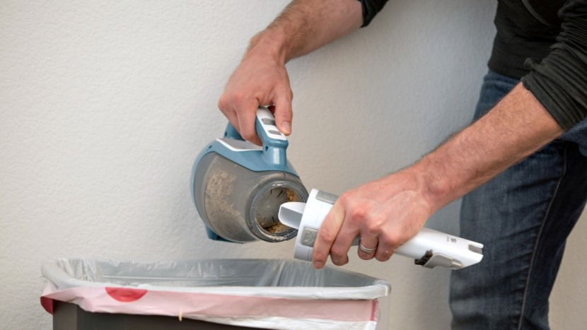 black+decker chv1410l - it&#039;s quite easy to empty the bin of the chv1410 without making a...