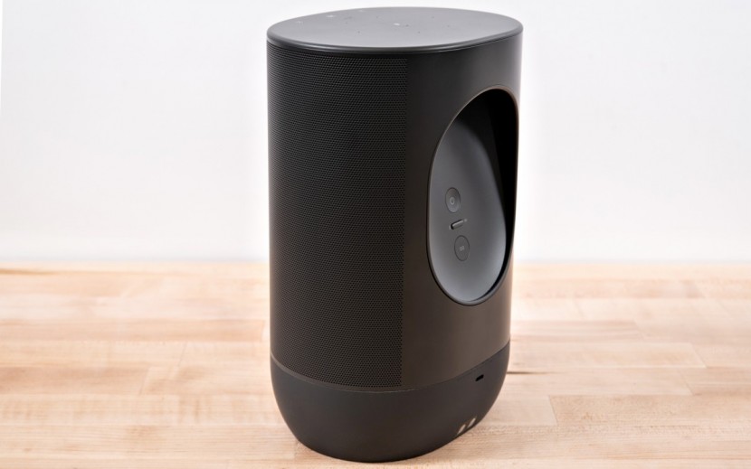 sonos move - the recessed carrying handle makes the move easy to lift, but at 6.6...
