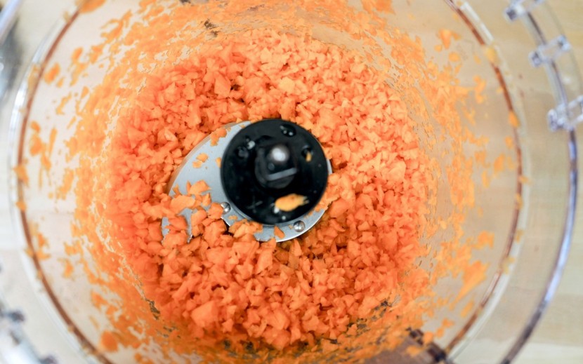 hamilton beach 70725 12-cup stack & snap - the 70725 came closer to pureeing the carrots than actually chopping...