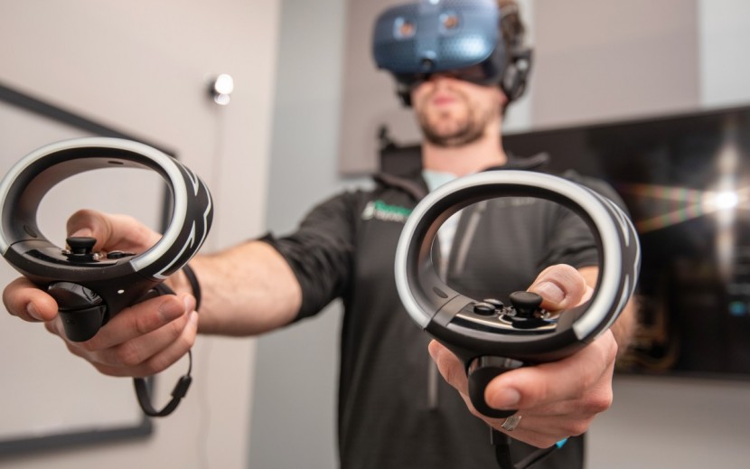 htc vive cosmos - the cosmos&#039; hand controllers are very comfortable to hold.