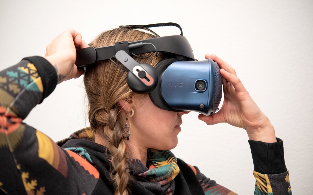 htc vive cosmos - the cosmos isn&#039;t overly uncomfortable but does fit a bit tight.