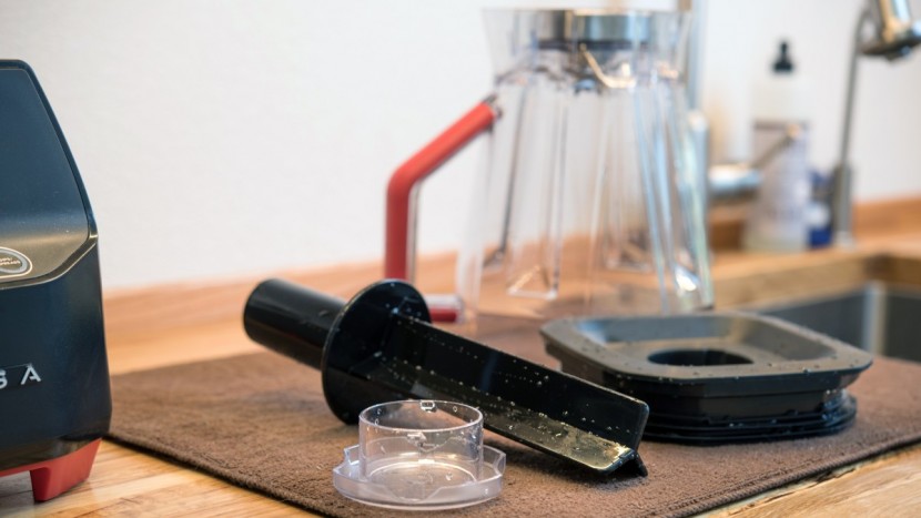 oster versa pro - the versa pro needs to be hand washed.