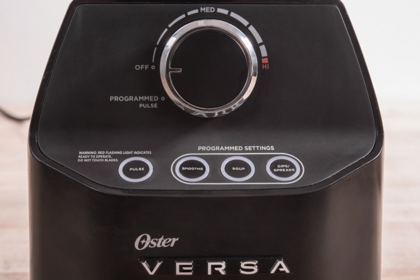 oster versa pro - there isn't a digital display, but the interface is clearly labeled...