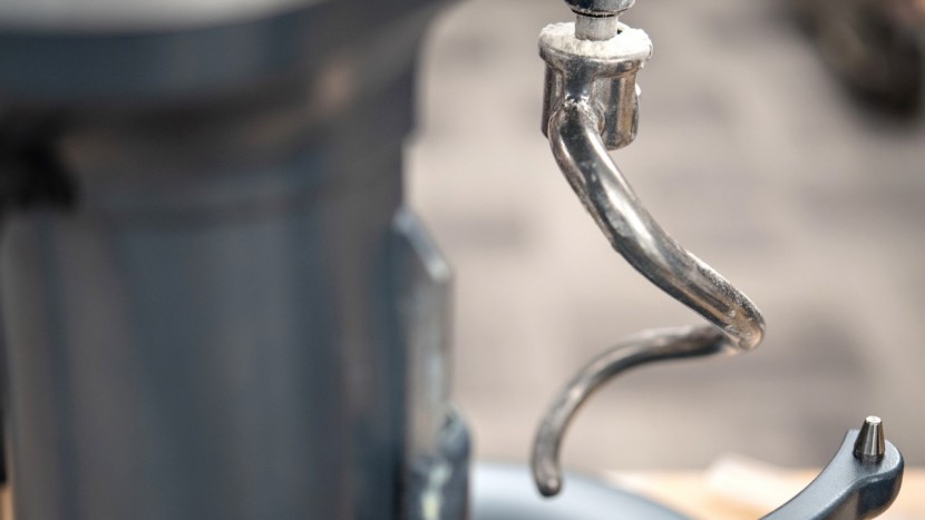 kitchenaid 6-qt. professional bowl-lift - the pro's unique spiral dough hook is effective and easy to extract.