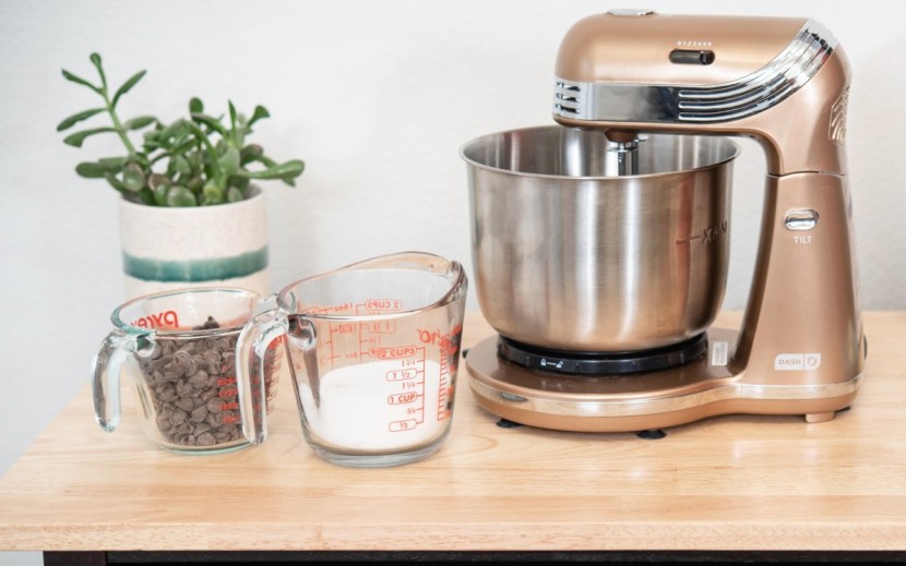 stand mixer - photo of the dash everyday stand mixer.