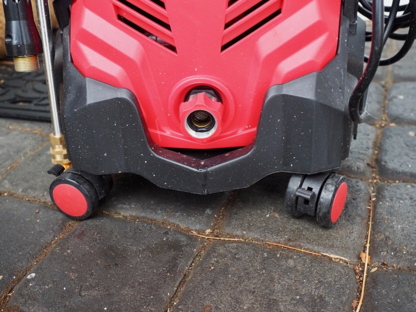 powerhouse international platinum edition - these tiny wheels struggled to roll smoothly over even small cracks.