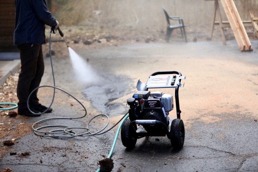 pressure washer - the simpson msh3125 megashot easily cleans up job sites.