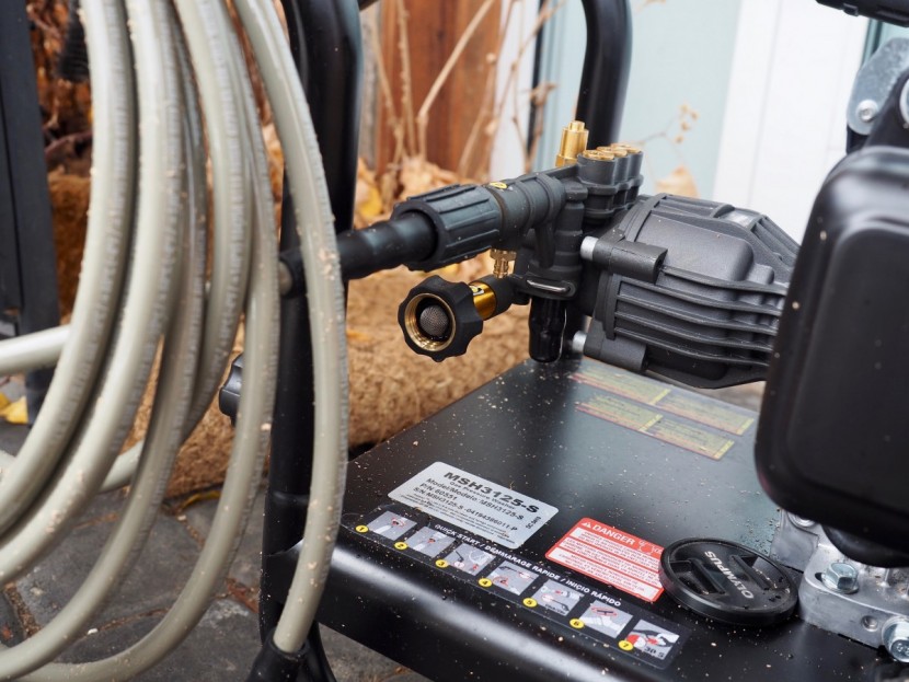 simpson msh3125 megashot - the hose connections are very close together on this model.