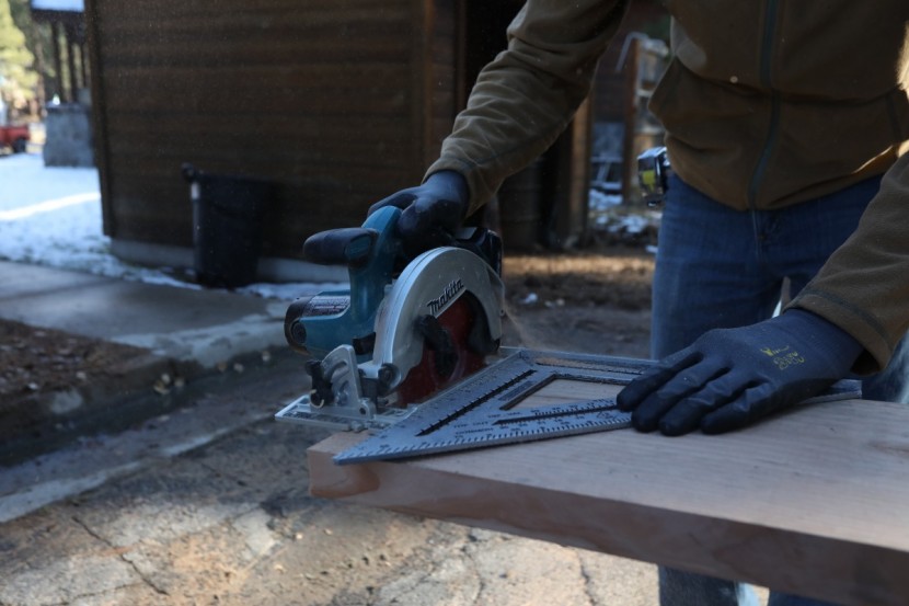 makita xss02z - the makita makes demanding cuts with the ease of a plug-in saw.