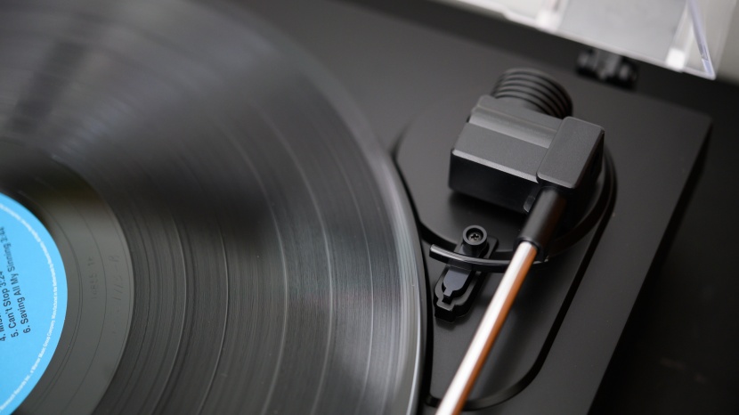audio-technica at-lp60xusb - we found the automatic cueing to be quite easy and intuitive.