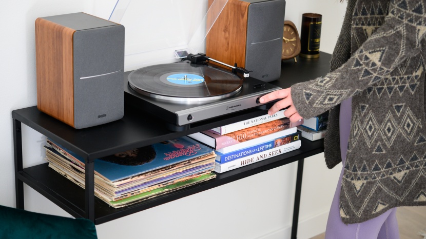 audio-technica at-lp60xusb - the at-lp60xusb features simple controls.