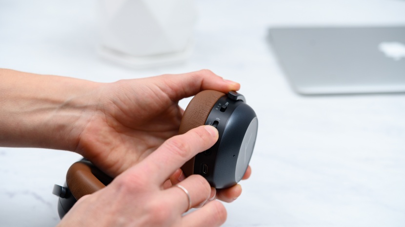 beyerdynamic lagoon anc - simple controls allow you to turn the headphones on/off and adjust...