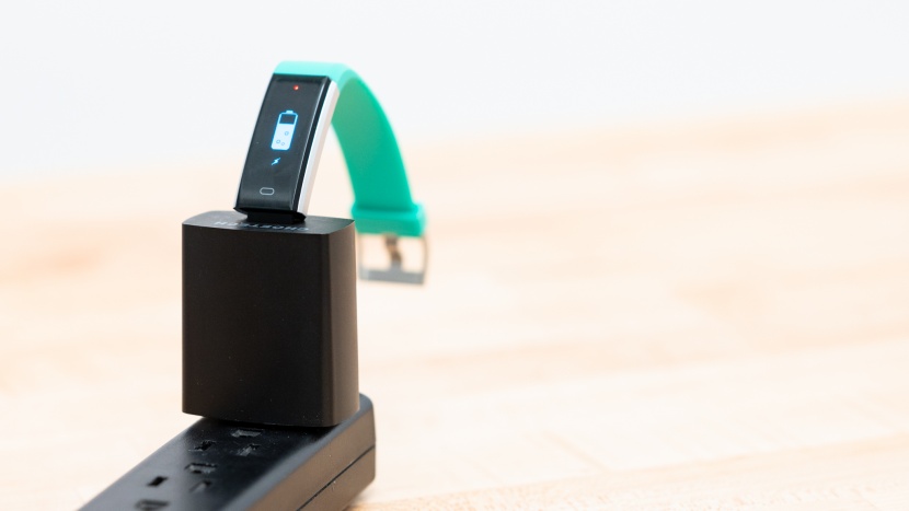 letscom id115plus hr - the integrated usb charger is very convenient.