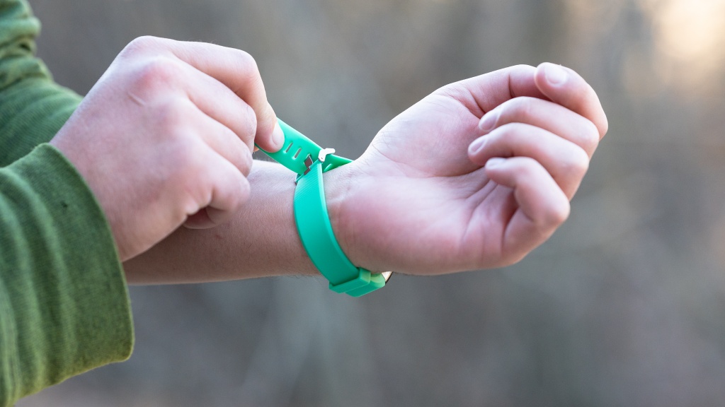 letscom id115plus hr - this tracker uses a traditional watch-style clasp.