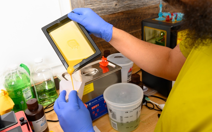 anycubic photon s - the resin in the vat should be filtered back into its bottle after a...