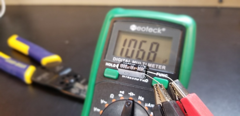 checking the value of an electrolytic capacitor with the neoteck's...