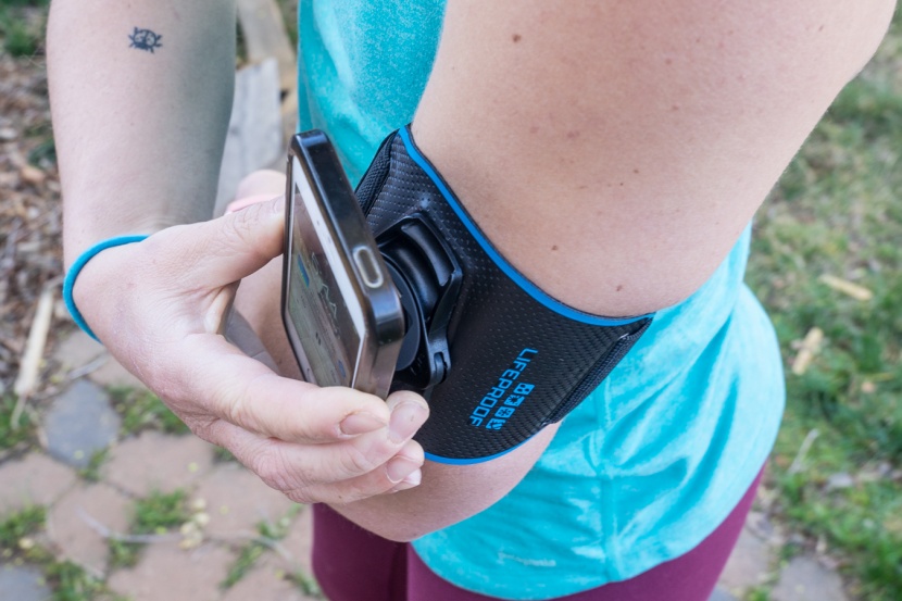 smartphone armband - magnetic guides help you dock the phone with the lifeactive armband...