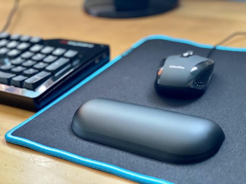 wrist rest - the kensington ergosoft&#039;s gel filling keeps its shape over time.