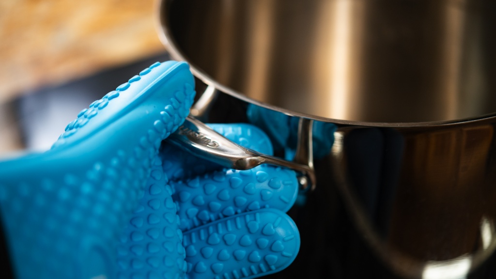 8 Best Oven Mitts Reviews: Protective Cooking Tools for Your Safety