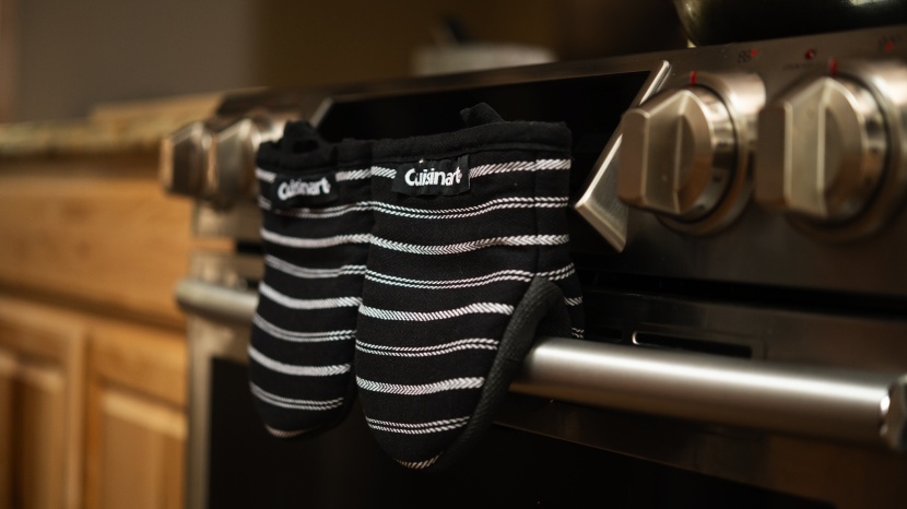 oven mitts - these lobster-claw-style half mitts are easy to get on and off but...