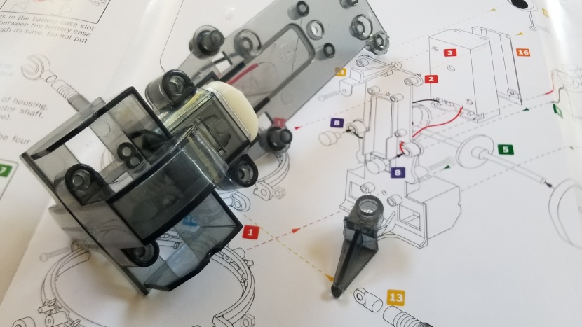 kids robot - starting the assembly of the 4m tin can.
