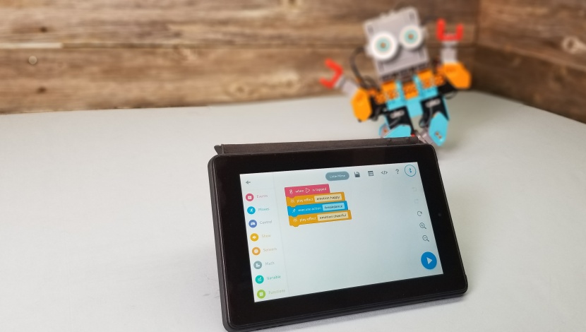 kids robot - the jimu buzzbot offers lots of opportunities to play with...