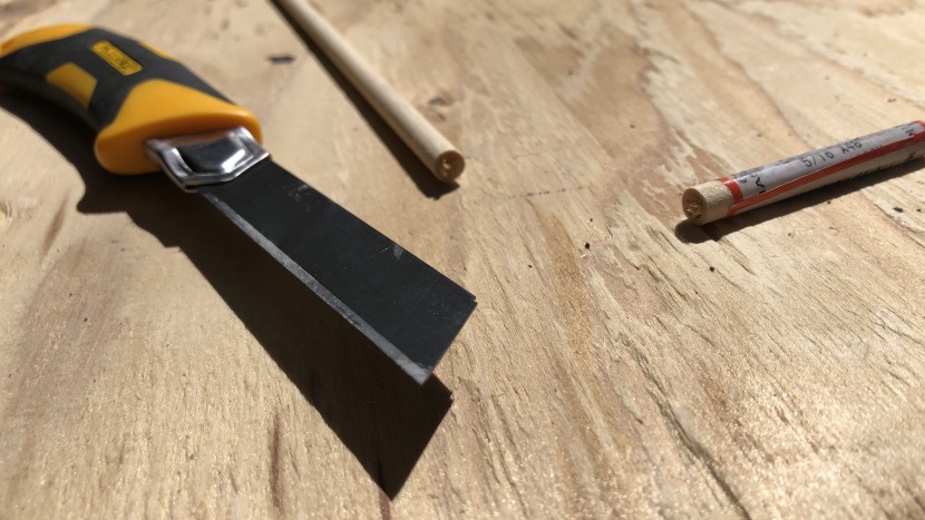 utility knife - the rubber &quot;x&quot; on this knife&#039;s handle offers sufficient grip to make...