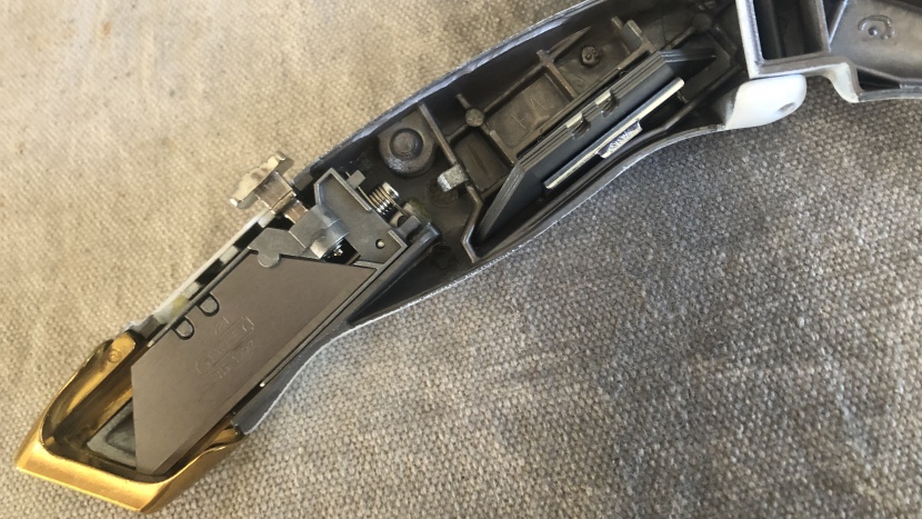 utility knife - the ample conveniences offered by this knife come at the cost of...