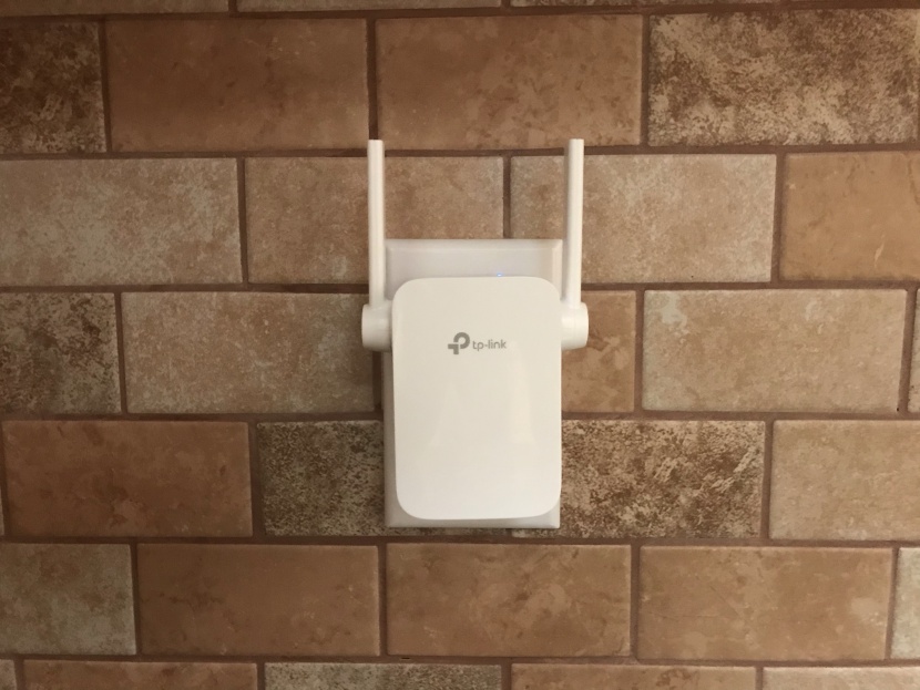 wifi extender - the n300 has a classic wall plug wifi extender look.