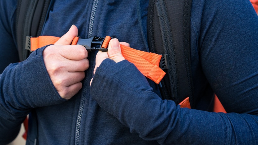 the classic buckle for the sternum strap is simple and fast to use...