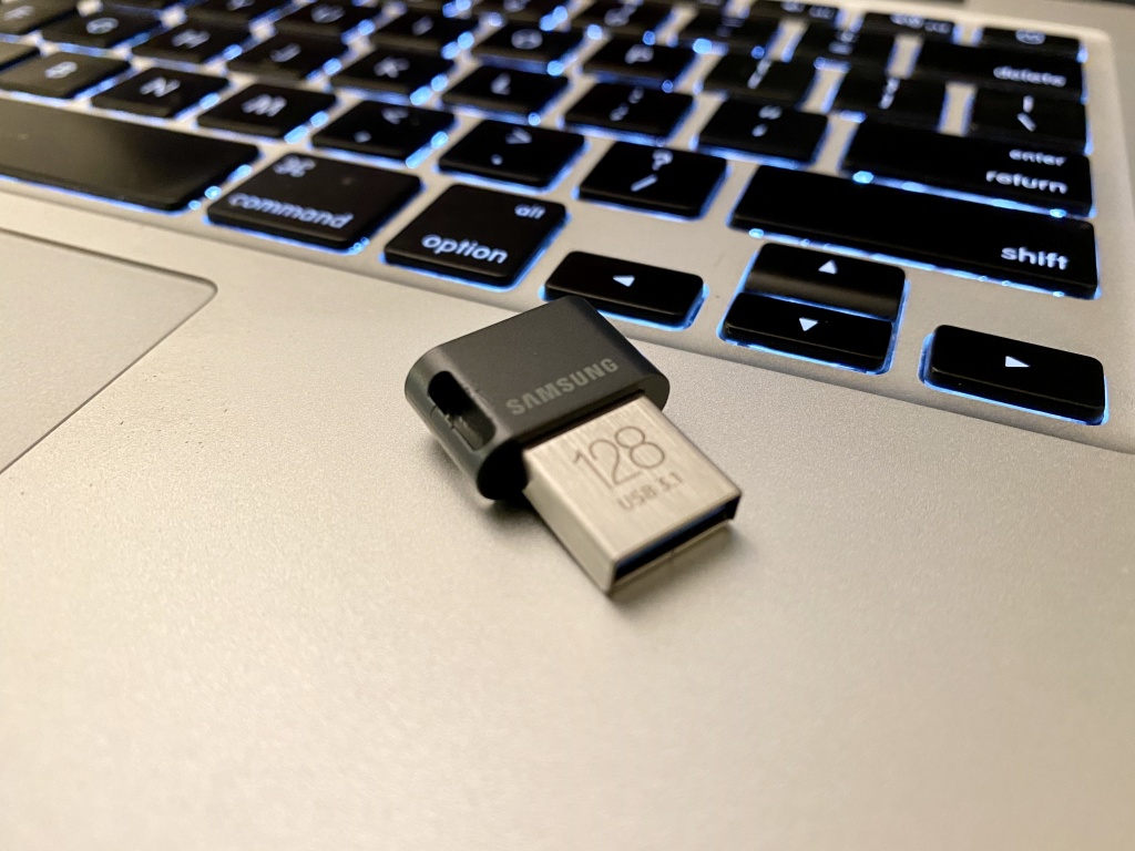 Duo Link iOS USB 3.2 Dual Flash Drive is an excellent flash drive for use  with iPhones prior to the iPhone 15 lineup – Apple World Today