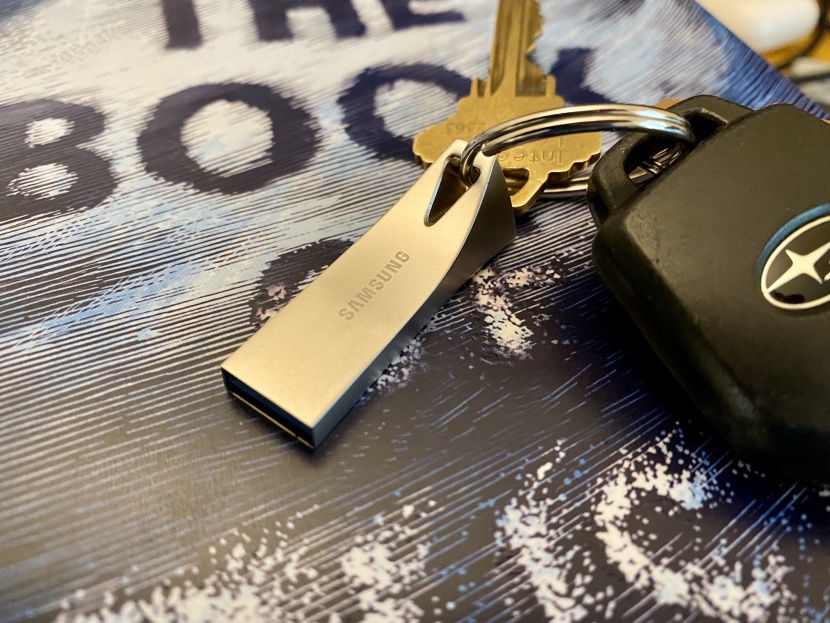 usb flash drive - the sleek samsung bar plus 128gb is the perfect keychain accessory.